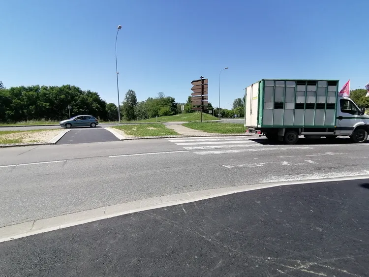 Vélos et autres engins à roues peuvent enfin franchir le terre-plein central. Encore un effort avec de la signalisation pour sécuriser et ce sera mieux.