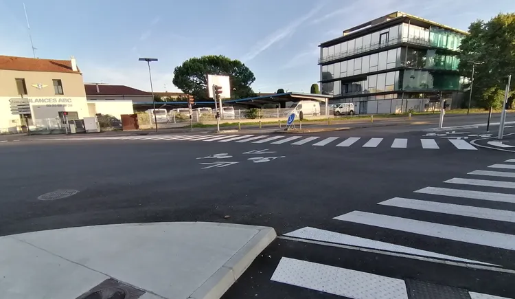 Passage piéton de 35m de long, sans îlot. Bon courage pour les personnes pas rapides ! Nous sommes toujours sur un aménagement de type "rocade"