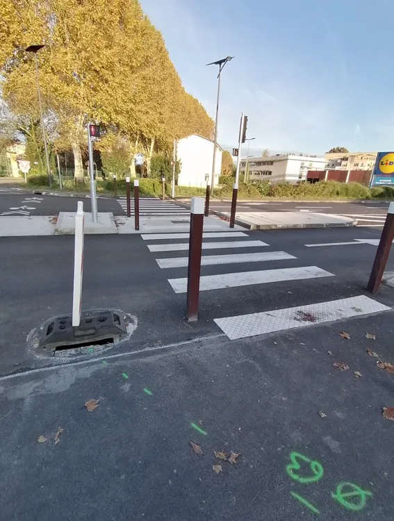 Ici, le passage piéton est sécurisé : distances courtes, îlot, signalisation. On est réellement passé sur un aménagement urbain.