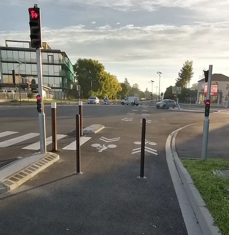 Grand jeu : pourrez-vous passer au milieu des potelets situés sur les trajectoires cyclables ? Question bonus : saurez-vous trouver qui a la priorité ?