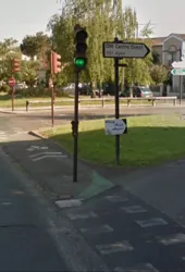 Ancienne avenue Jean Jaurès avec sa piste cyclable avec le feu en plein milieu de la piste. C'est sûr, ça peut pas être pire, mais on partait de loin.