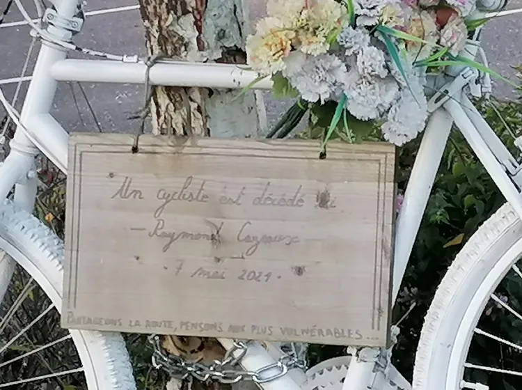 Vélo blanc en hommage au cycliste décédé sur le rond-point de la capelette