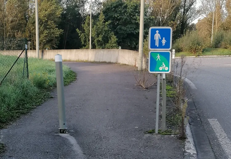 Au rond-point à l'autre bout, on rejoint un aménagement cyclable à signalisation agenaise : on ne sait pas si on arrive sur une aire piétonne (cycliste toléré, à l'allure du pas) ou sur une voie verte (voie partagée piéton-vélo, à allure libre). Les deux ensemble : pas possible.