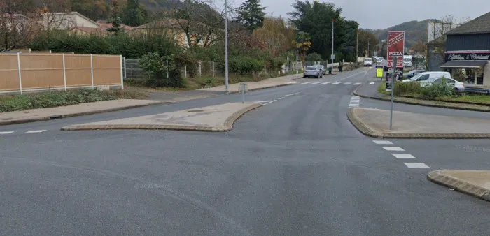 Depuis le rond-point, accès à la voie verte (à gauche) pas lisible et dangereux