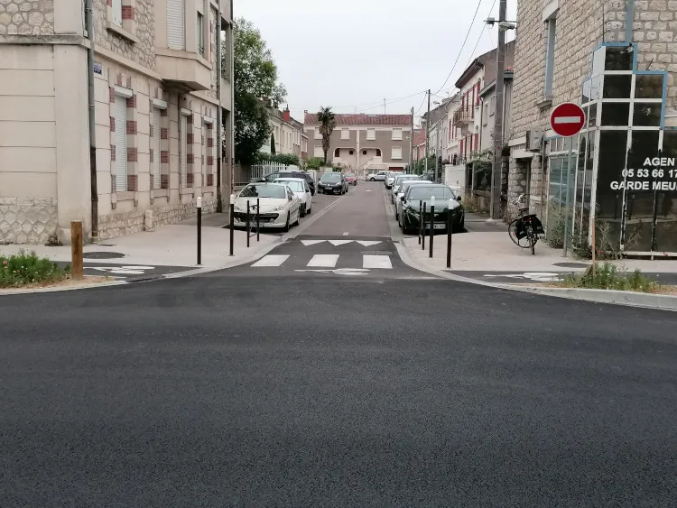 Ce qu'on aimerait : comme la rue Labat, avec des "oreilles" qui réduisent la largeur à traverser et qui donnent une bonne visibilité