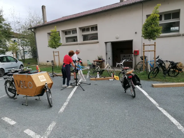 Les bénévoles, le vélo cargo et l'atelier